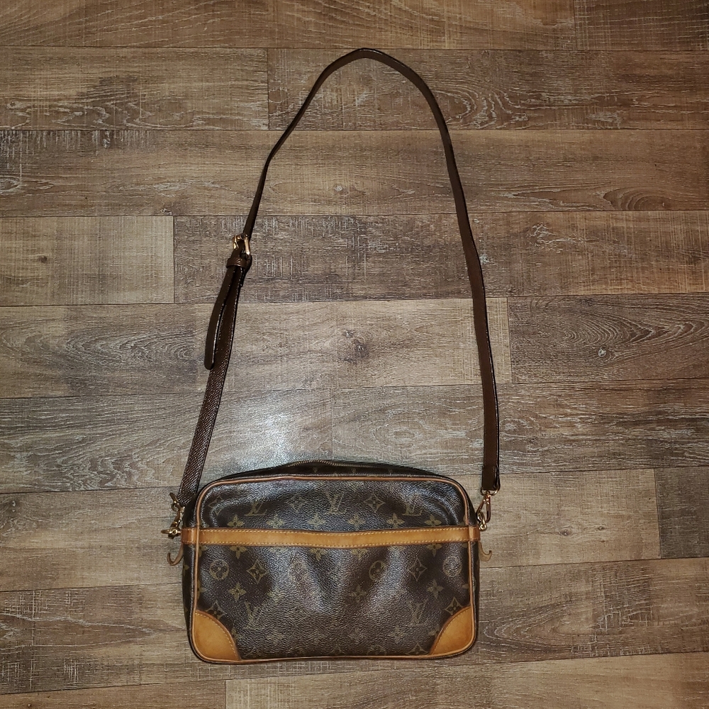 Louis Vuitton Compiegne 28 Crossbody/Clutch